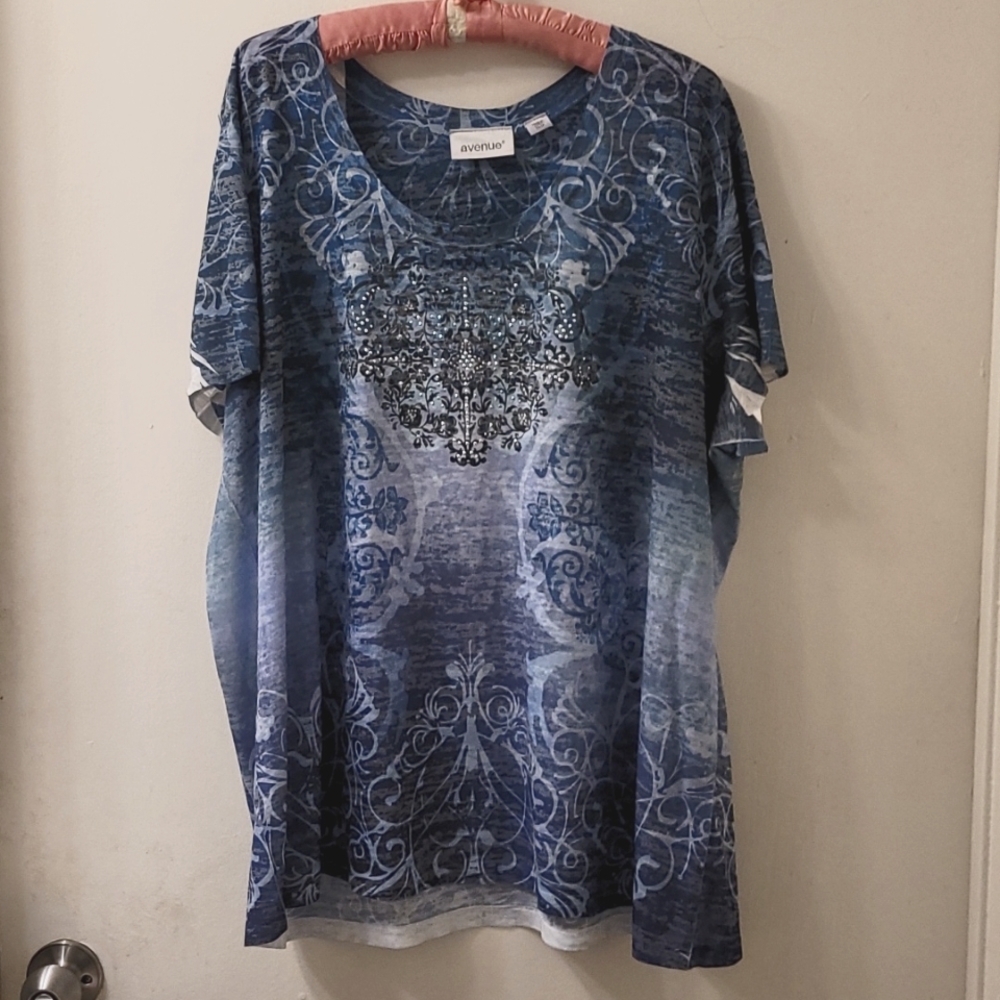 Avenue plus size 22/24 shirt that's blue, while and purple.